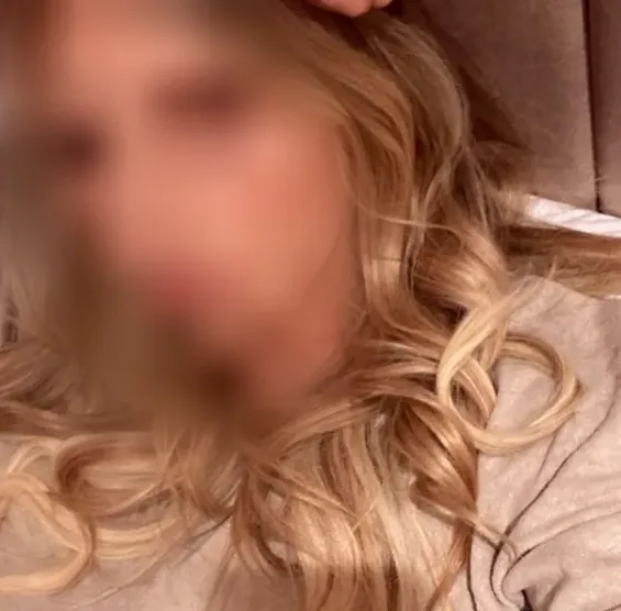 Manuela, 28